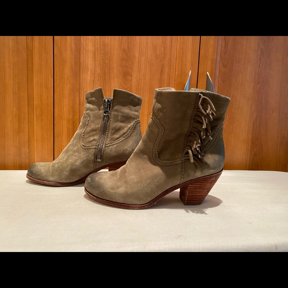 Sam Edelman Louie leather fringe booties. Adorable zip up booties with fringe.